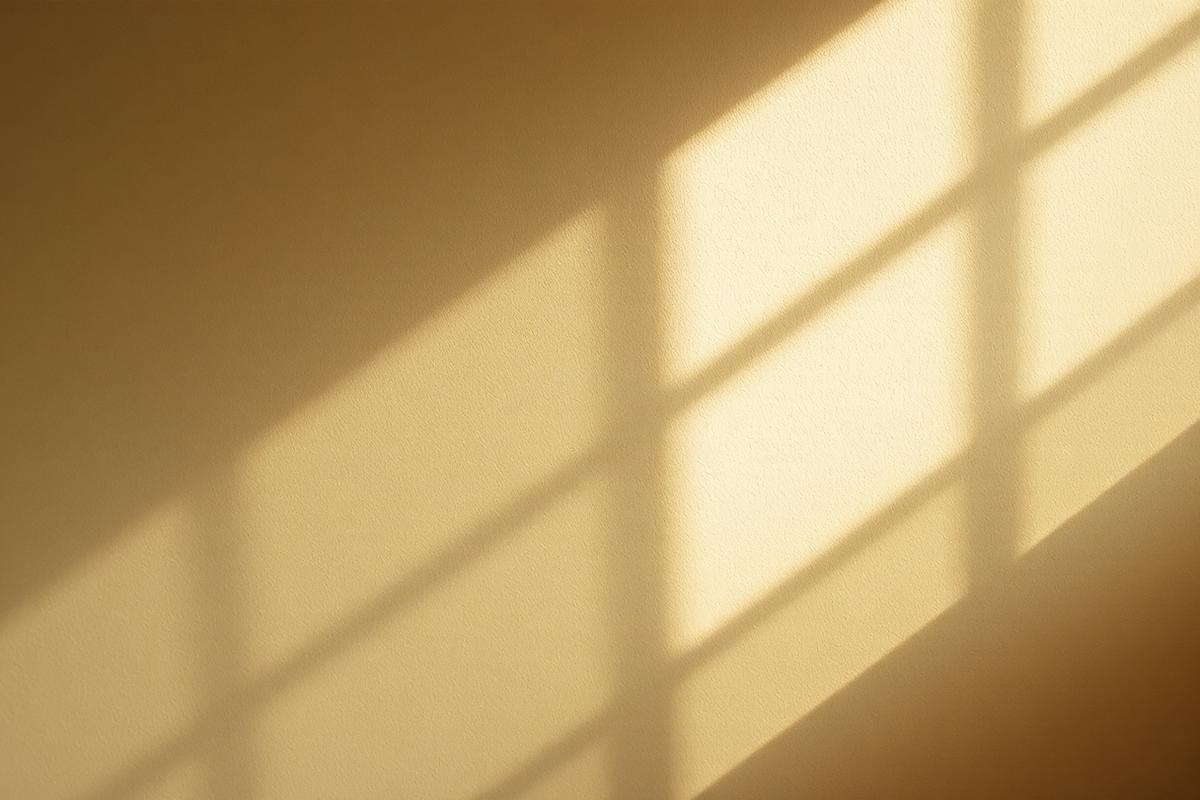 Lumière rasante sur un mur de plâtre