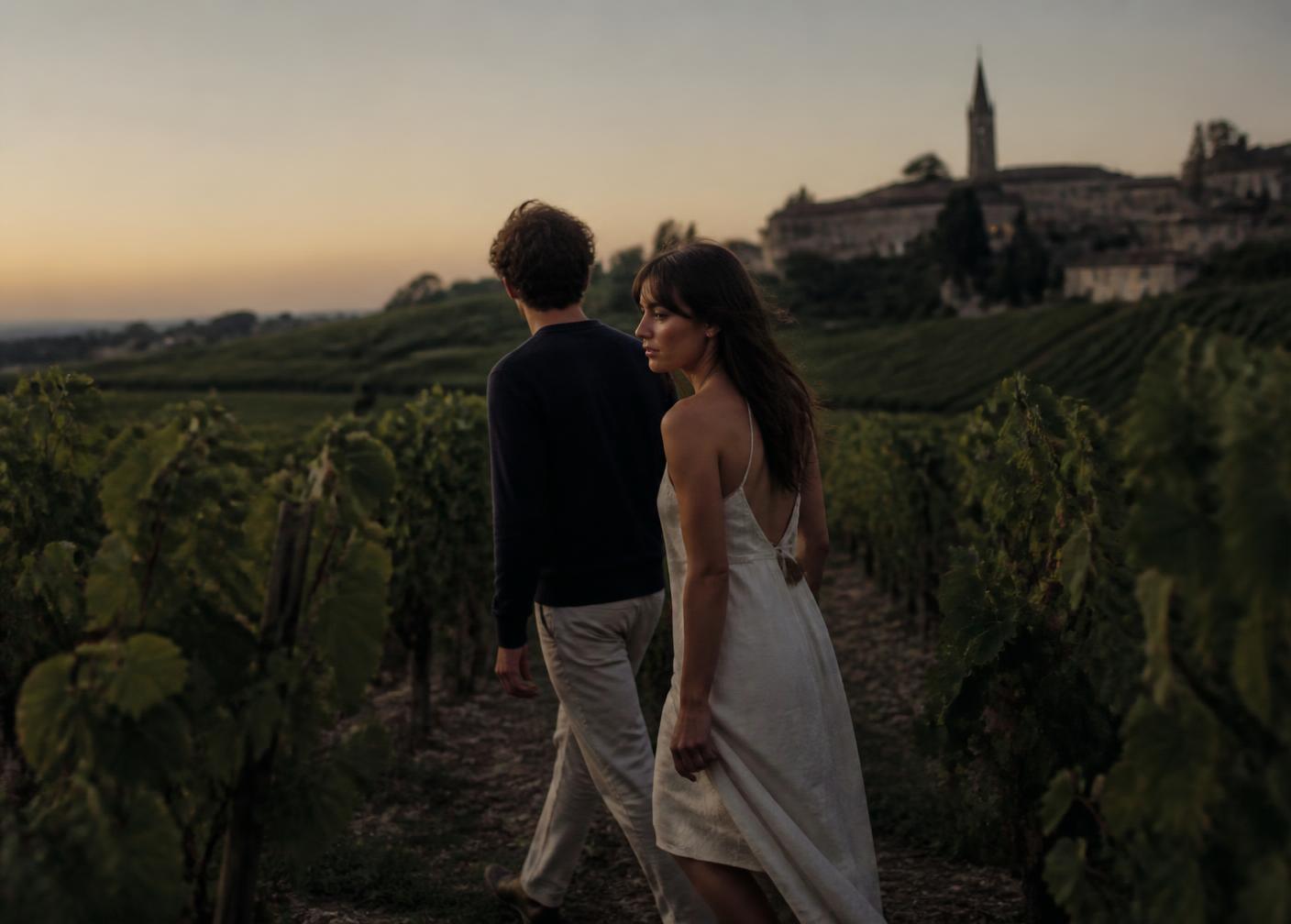 Couple marchant dans les vignes au crépuscule